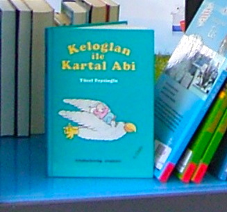 Bei der Bücherschrank-Einweihung im Grugapark spendete eine Schülerin spontan ein Buch: "Keloğlan ile Kartal Abi" von Yücel Feyzioğlu. Foto: Gesine Schulz